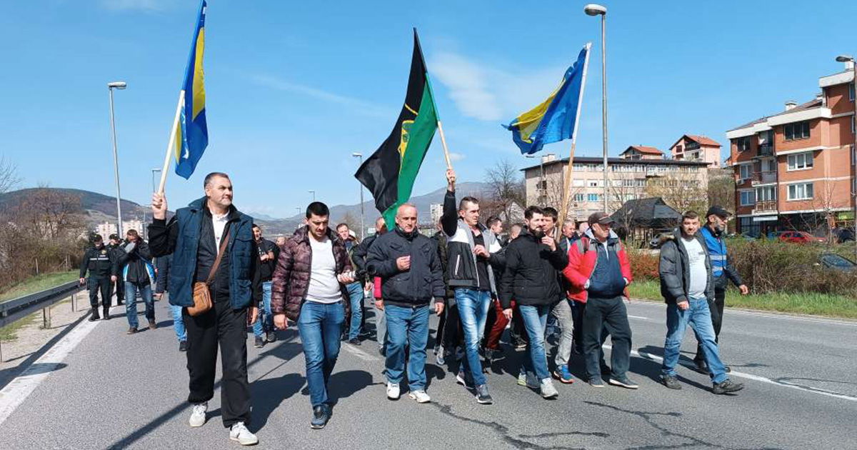 Rudari stižu ispred zgrade Elektroprivrede BiH