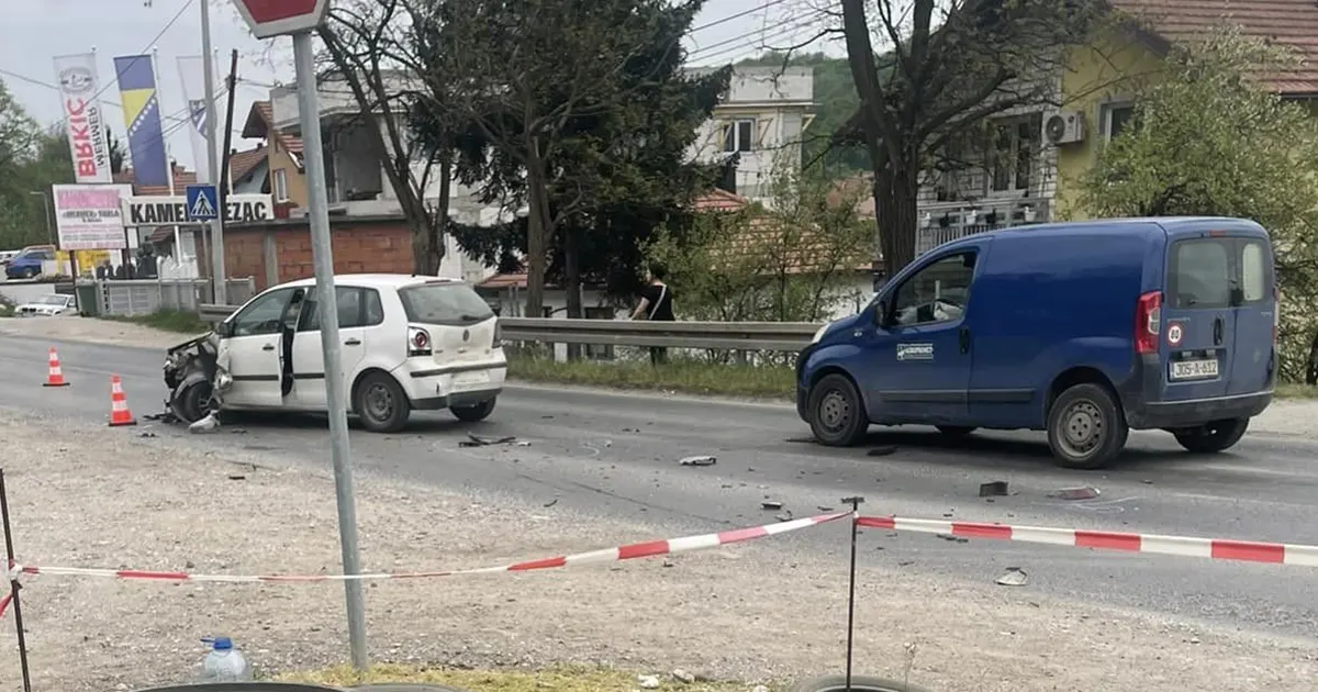 Dvije osobe teže povrijeđene u sudaru nakon kojeg je nastao potpuni