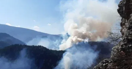 Ponovo aktivan požar u selu Poljice, kod Drvara, helikopterska pomoć neophodna
