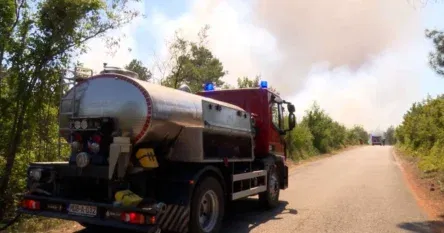Vatrogasci cijelu noć gasili požar kod Mostara, još uvijek je aktivan
