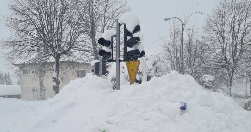 Rekordne Visine Snijega U Bih Grad Potpuno Odsje En Snje Ni Pokriva