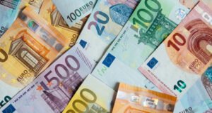 Dolar oslabio, euro ojačao