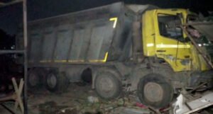 Kamion usmrtio najmanje 15 radnika koji su spavali pored autoputa (FOTO)