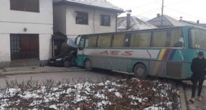 Školskom autobusu otkazale kočnice, zabio se u automobil i trgovinu