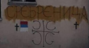 Osvanuli novi grafiti mržnje: “Živiš Arkane” i “Srebrenica” na zidovima aerokluba (FOTO)