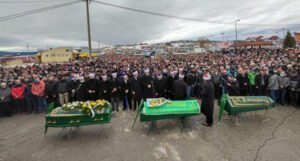 Neizmjerna tuga u Krajini, klanjana dženaza trojici poginulih mladića (FOTO)