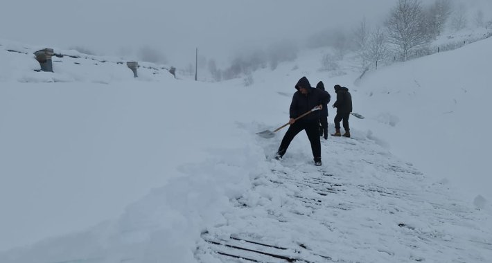 Uz velike napore probijeni putevi do sela na Bjelašnici, snijeg i do 169 centimetara