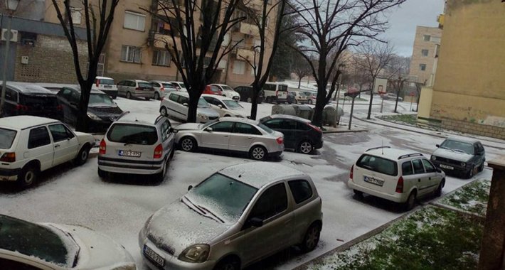 Ovo nije snijeg, ovo je led koji je jutros zabijelio cijelo Trebinje (FOTO)