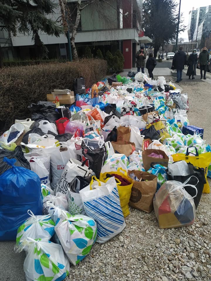 Brojne Sarajlije donijele su pomoć u hrani, odjeći obući i novcu za porodicu Stanković