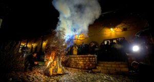 Obilježavanje Badnje večeri u Sarajevu počelo paljenjem badnjaka (FOTO)