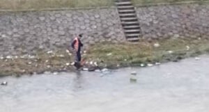 Objavljen video kako radnik komunalnog “čisti rijeku”, regovali i iz kompanije