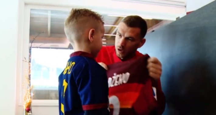 Džeko upoznao dječaka Davida i poklonio mu dres (VIDEO)