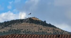 Zastava na Fortici iznad Mostara na pola koplja