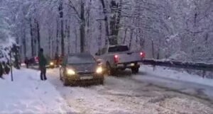 Snježni haos u Hrvatskoj, automobili zapeli u snijegu (VIDEO)