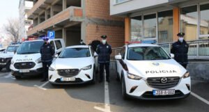 Policija se pohvalila da je dobila tri nova vozila, među njima i “maricu”