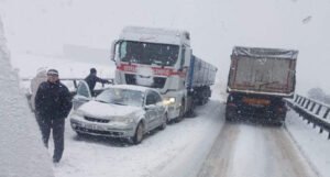 Zbog snijega problemi na cestama širom BiH