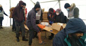 Migrantima u kampu Lipa podijeljeno 1.000 paketa zimske garderobe