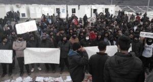 Migranti i dalje protestuju, četvrti dan odbijaju hranu (VIDEO)