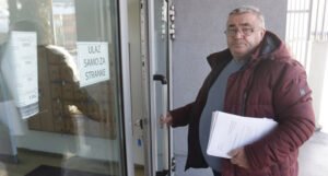 Memić predao peticiju sa 11.000 potpisa za ostavku svih članova VSTV-a