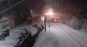 Automobil se zabio u grtalicu, nesreću snimile nadzorne kamere (VIDEO)