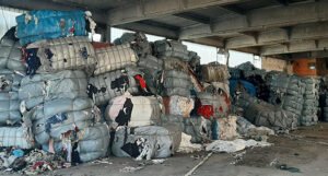 Stotinu tona tekstilnog otpada iz Italije i dalje leži u Drvaru, epiloga priče još nema