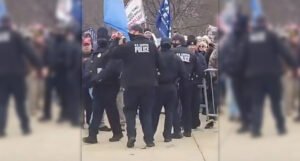 Snimljeno sramotno ponašanje policije na protestima: “Samo su se sklonili” (VIDEO)