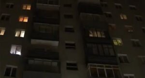 U požaru koji je zahvatio stambenu zgradu poginulo najmanje osam osoba (VIDEO)