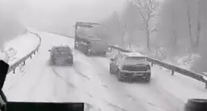 Dijelove BiH pogodila snježna oluja, mnogobrojna vozila zaglavljena na cesti (VIDEO)