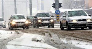 Upozorenje vozačima: Na ovim dionicama jak vjetar formira nanose snijega