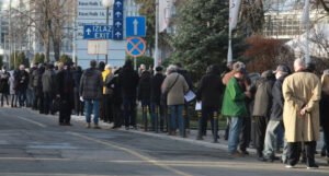 Građani u redovima u Beogradu čekaju na vakcinaciju protiv koronavirusa