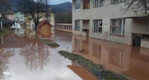 Izlila rijeka: Voda prodrla u stambene zgrade, dvije porodice iseljene (FOTO)