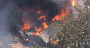 Australiju pogodili veliki požari, izgorjelo na desetine kuća (VIDEO)