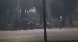 Mladić izboden u masovnoj tuči, prolaznik sve snimio (VIDEO)