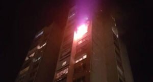 Izgorio stan u soliteru, u trenutku izbijanja požara u njemu bili majka i dijete (VIDEO)