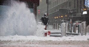 Snježna oluja pogodila dijelove SAD-a, praćena je snažnim udarima vjetra (FOTO)