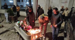 Građani pale svijeće, odaju počast Balaševiću