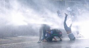 Mijanmarska policija pucanjem u zrak i vodenim topovima razbija proteste (FOTO/VIDEO)