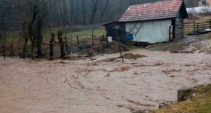 Izlila se rijeka Kolina, poplavljen put i kuće