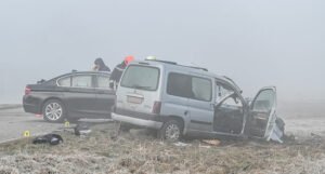 Dva automobila se sudarila u magli, jedna osoba poginula (FOTO)