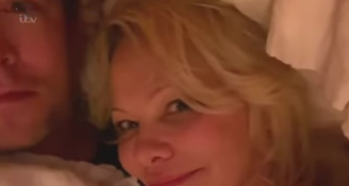 Pamela Anderson se u TV emisiju javila iz kreveta s novim mužem