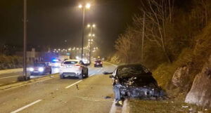 Mercedes od siline udara završio u suprotnoj traci, povrijeđeno više osoba