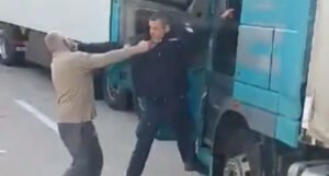 Procurio snimak hrvatskog carinika koji se nagurava s vozačem kamiona