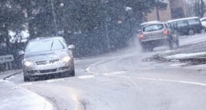 Snijeg u višim predjelima stvara probleme vozačima