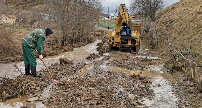 Drina u Goraždu poplavila puteve i vikend objekte