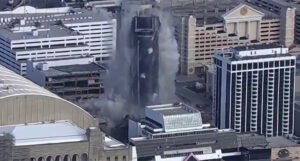 Hotel “Trump Plaza” srušen sa 3.000 štapina dinamita (VIDEO)