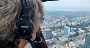 Objavljene fotografije Emira Kusturice kako gleda Sarajevo iz helikoptera