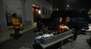 Tuga u Novom Sadu, ljudi plaču i pale svijeće ispred Balaševićeve kuće