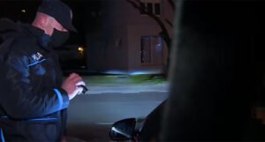 Pijan pokazao policiji srednji prst, pa dobio 900 KM kazne (VIDEO)