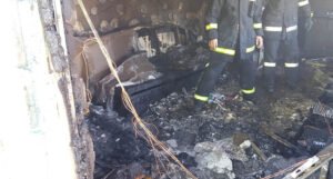 Muškarac stradao u požaru u porodičnoj kući, tijelo pronašli vatrogasci i policija