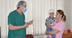 Na UKC Tuzla urađena još jedna kohlearna implantacija u vrijeme pandemije